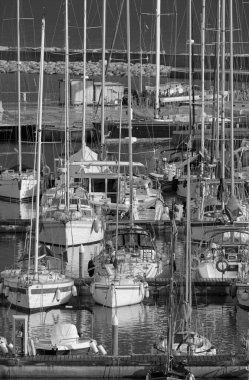 İtalya, Sicilya, Akdeniz, Marina di Ragusa (Ragusa Eyaleti); 6 Eylül 2021, limanda motorlu tekneler ve lüks yatlar - EDITORIAL