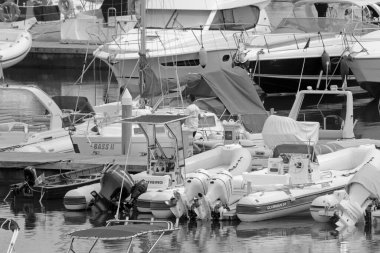 İtalya, Sicilya, Akdeniz, Marina di Ragusa (Ragusa ili); 9 Eylül 2021, limandaki insanlar, motorlu tekneler ve lüks yatlar - EDITORIAL