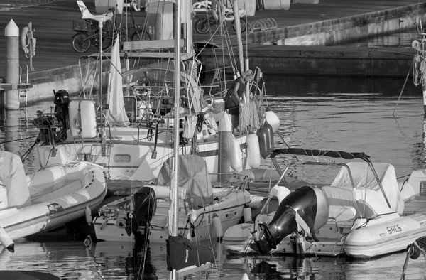 意大利 西西里 地中海 拉古萨海 拉古萨省 2021年9月9日 港口一艘帆船和汽艇上的妇女 Editorial — 图库照片
