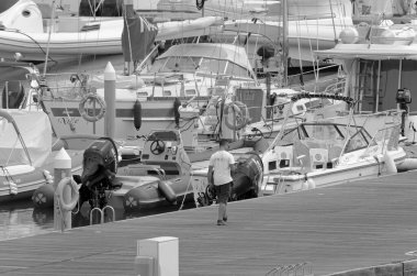 İtalya, Sicilya, Akdeniz, Marina di Ragusa (Ragusa ili); 9 Eylül 2021, limandaki insanlar, motorlu tekneler ve lüks yatlar - EDITORIAL