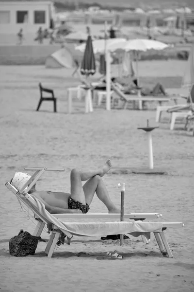 Talya Sicilya Akdeniz Marina Ragusa Ragusa Eyaleti Sahilde Dinlenen Adam — Stok fotoğraf