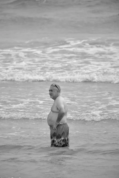 意大利 西西里 地中海 拉古萨海 拉古萨省 2021年9月10日 在海岸行走的人 Editorial — 图库照片