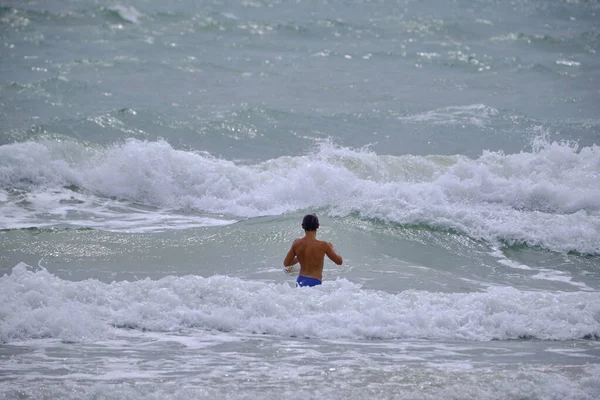 意大利 西西里 地中海 拉古萨海 拉古萨省 男孩玩海浪 — 图库照片