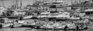 İtalya, Sicilya, Akdeniz, Marina di Ragusa (Ragusa Eyaleti); 11 Eylül 2021, limanda motorlu tekneler ve lüks yatlar - EDITORIAL