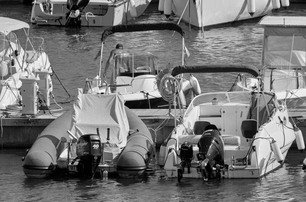Italien Sicilien Medelhavet Marina Ragusa Ragusaprovinsen September 2021 Man Motorbåt — Stockfoto