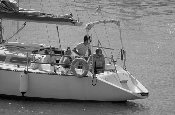 Italien Sicilien Medelhavet Marina Ragusa Ragusaprovinsen September 2021 Män Segelbåt — Stockfoto