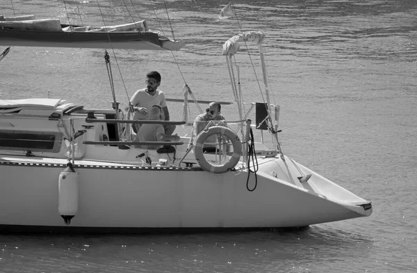 イタリア シチリア島 地中海 マリーナ ラグーザ ラグーザ州 9月2021 ポート内の帆船上の男性 編集部 — ストック写真