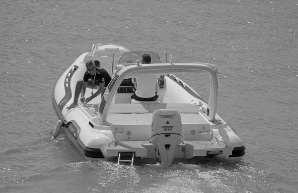 意大利 西西里 地中海 拉古萨海 拉古萨省 2021年9月12日 港口一艘橡皮船上的男子 Editorial — 图库照片