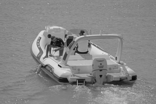イタリア シチリア島 地中海 マリーナ ラグーザ ラグーザ州 2021年9月12日 港内のゴムボートに乗っている男性 Editorial — ストック写真