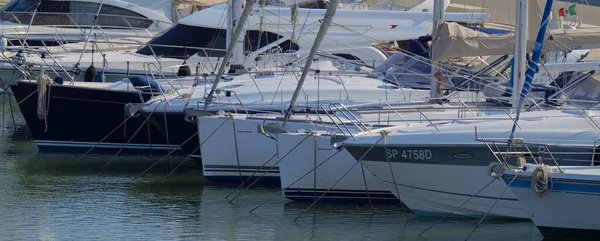 意大利 西西里 地中海 拉古萨海 拉古萨省 2021年9月13日 港口的豪华游艇 Editorial — 图库照片