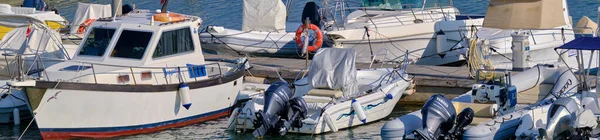 意大利 西西里 地中海 拉古萨港 拉古萨省 2021年9月13日 港口内的汽艇和豪华游艇 Editorial — 图库照片