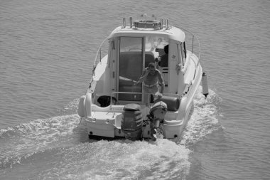 İtalya, Sicilya, Akdeniz, Marina di Ragusa (Ragusa Eyaleti); 14 Eylül 2021, limandaki bir motorlu teknede balıkçı - EDITORIAL