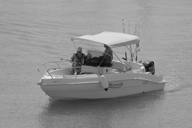 İtalya, Sicilya, Akdeniz, Marina di Ragusa (Ragusa Eyaleti); 14 Eylül 2021, limanda bir motorlu tekne - EDITORIAL