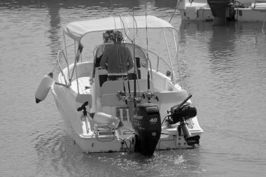 İtalya, Sicilya, Akdeniz, Marina di Ragusa (Ragusa Eyaleti); 14 Eylül 2021, limanda bir motorlu tekne - EDITORIAL