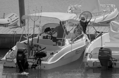 İtalya, Sicilya, Akdeniz, Marina di Ragusa (Ragusa Eyaleti); 14 Eylül 2021, limanda bir motorlu tekne - EDITORIAL