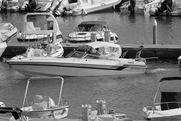 イタリア シチリア島 地中海 マリーナ ラグーザ ラグーザ州 9月2021 ポート内の豪華ヨットでカップル 編集部 — ストック写真