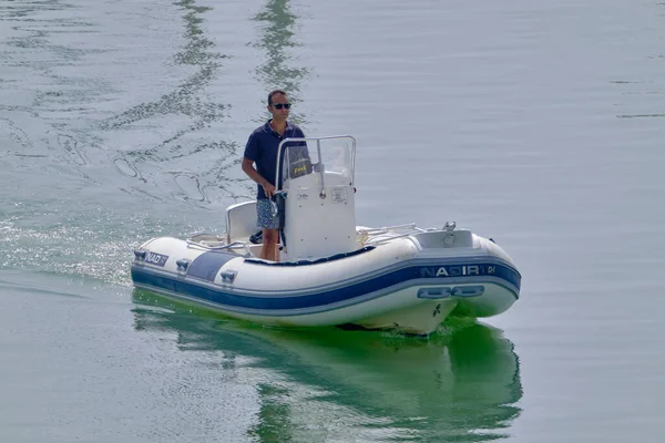 イタリア シチリア島 地中海 マリーナ ラグーザ ラグーザ州 9月2021 ポート内のゴムボートに乗って男 Editorial — ストック写真