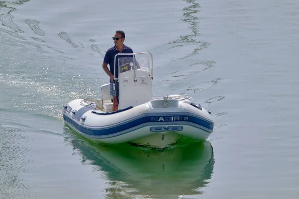 Italien Sicilien Medelhavet Marina Ragusa Ragusaprovinsen September 2021 Man Gummibåt — Stockfoto