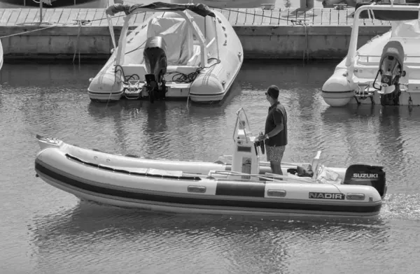 Italien Sicilien Medelhavet Marina Ragusa Ragusaprovinsen September 2021 Man Gummibåt — Stockfoto