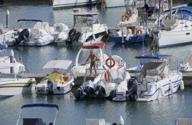 İtalya, Sicilya, Akdeniz, Marina di Ragusa (Ragusa ili); 16 Eylül 2021, limandaki insanlar, motorlu tekneler ve lüks yatlar - EDITORIAL