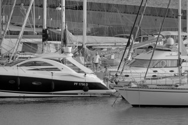 İtalya, Sicilya, Akdeniz, Marina di Ragusa (Ragusa Eyaleti); 16 Eylül 2021, limanda lüks bir yatta erkekler - EDITORIAL