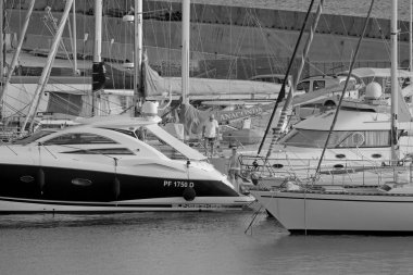 İtalya, Sicilya, Akdeniz, Marina di Ragusa (Ragusa Eyaleti); 16 Eylül 2021, limanda lüks bir yatta erkekler - EDITORIAL