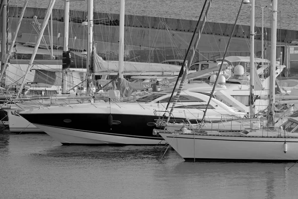 意大利 西西里 地中海 拉古萨海 拉古萨省 2021年9月16日 港口一艘豪华游艇上的男子 Editorial — 图库照片