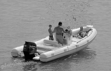 İtalya, Sicilya, Akdeniz, Marina di Ragusa (Ragusa Eyaleti); 18 Eylül 2021, limandaki kauçuk bir teknede insanlar - EDITORIAL