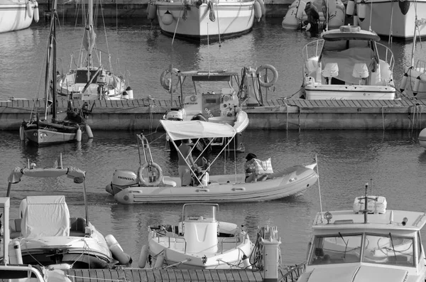 意大利 西西里 地中海 拉古萨海 拉古萨省 2021年9月17日 在港口乘橡皮船和豪华游艇 Editorial — 图库照片