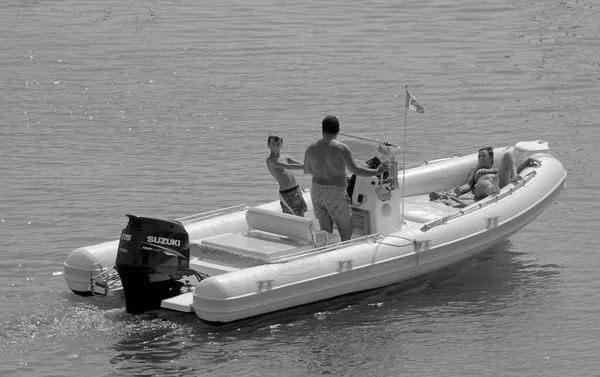 イタリア シチリア島 地中海 マリーナ ラグーザ ラグーザ州 9月2021 港のゴムボートに乗っている人々 Editorial — ストック写真