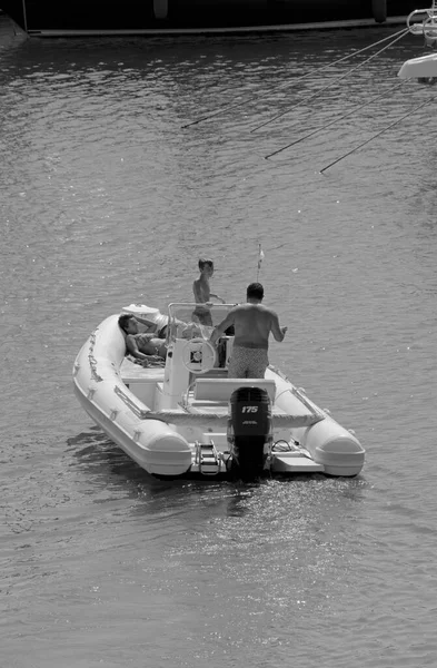 イタリア シチリア島 地中海 マリーナ ラグーザ ラグーザ州 9月2021 港のゴムボートに乗っている人々 Editorial — ストック写真