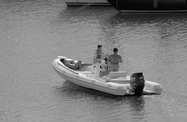 Italien Sicilien Medelhavet Marina Ragusa Ragusaprovinsen September 2021 Människor Gummibåt — Stockfoto