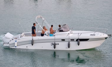 İtalya, Sicilya, Akdeniz, Marina di Ragusa (Ragusa Eyaleti); 18 Eylül 2021, limanda lüks bir yatta insanlar - EDITORIAL