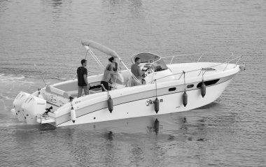 İtalya, Sicilya, Akdeniz, Marina di Ragusa (Ragusa Eyaleti); 18 Eylül 2021, limanda lüks bir yatta insanlar - EDITORIAL