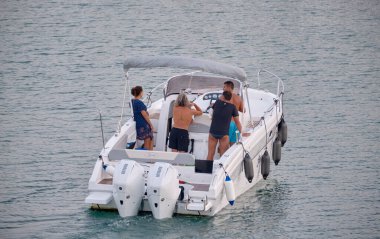 İtalya, Sicilya, Akdeniz, Marina di Ragusa (Ragusa Eyaleti); 18 Eylül 2021, limanda lüks bir yatta insanlar - EDITORIAL