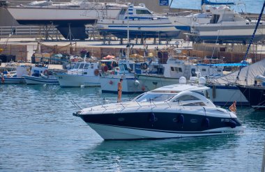 İtalya, Sicilya, Akdeniz, Marina di Ragusa (Ragusa Eyaleti); 19 Eylül 2021, limanda lüks bir yatta insanlar - EDITORIAL