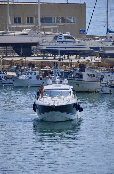 Italien Sicilien Medelhavet Marina Ragusa Ragusaprovinsen September 2021 Människor Lyxyacht — Stockfoto