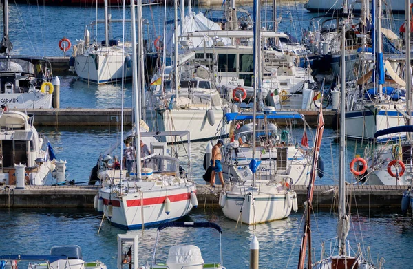 意大利 西西里 地中海 拉古萨港 拉古萨省 2021年9月19日 港口内的人员和豪华游艇 Editorial — 图库照片