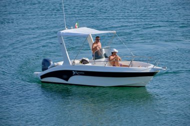 İtalya, Sicilya, Akdeniz, Marina di Ragusa (Ragusa Eyaleti); 19 Eylül 2021, limandaki bir motorlu tekne - EDITORIAL