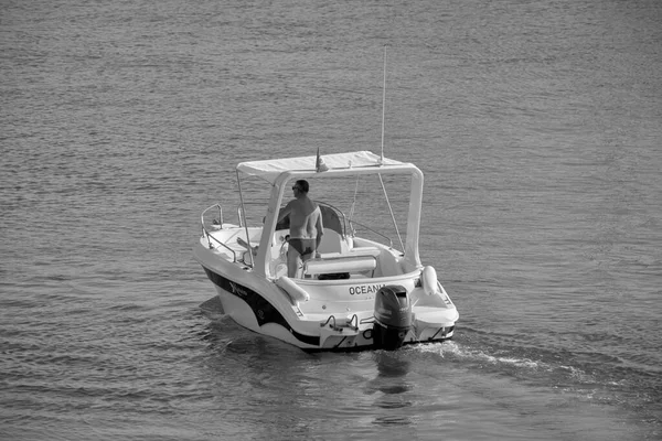 意大利 西西里 地中海 拉古萨海 拉古萨省 2021年9月19日 港口一艘汽艇上的男子 Editorial — 图库照片