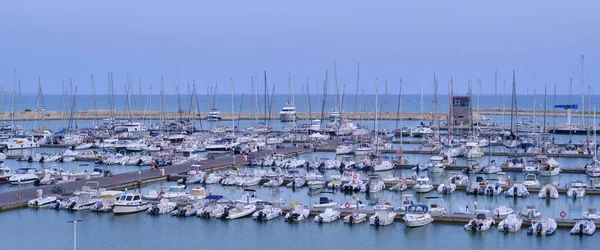 意大利 西西里 地中海 拉古萨港 拉古萨省 日落时港口的人员 汽艇和豪华游艇 — 图库照片