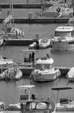 İtalya, Sicilya, Akdeniz, Marina di Ragusa (Ragusa Eyaleti); 21 Eylül 2021, limanda halk, motorlu tekneler ve lüks yatlar - EDITORIAL