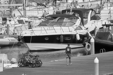 İtalya, Sicilya, Akdeniz, Marina di Ragusa (Ragusa Eyaleti); 21 Eylül 2021, limandaki insanlar ve lüks yatlar - EDITORIAL