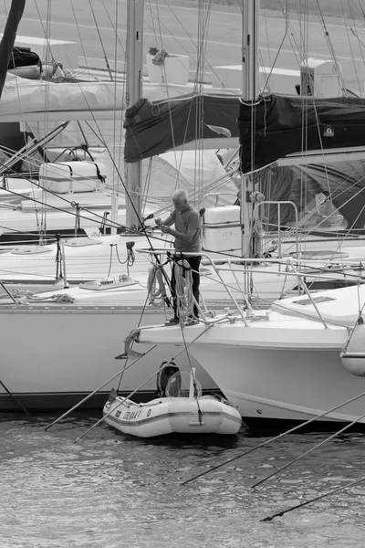 イタリア シチリア島 地中海 マリーナ ラグーザ ラグーザ州 9月2021 ポート内の帆船に男 編集部 — ストック写真