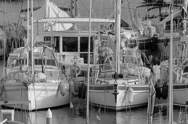 Italien Sicilien Medelhavet Marina Ragusa Ragusaprovinsen September 2021 Man Segelbåt — Stockfoto