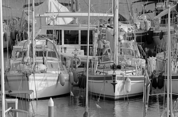 Italien Sicilien Medelhavet Marina Ragusa Ragusaprovinsen September 2021 Man Segelbåt — Stockfoto