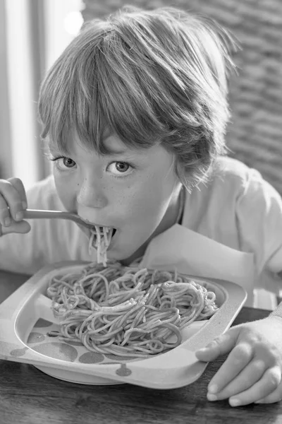 Gammal Pojke Äter Spaghetti Med Tomatsås — Stockfoto