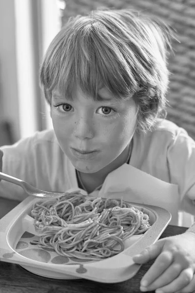 Anos Idade Sexo Masculino Criança Comer Espaguete Com Molho Tomate — Fotografia de Stock