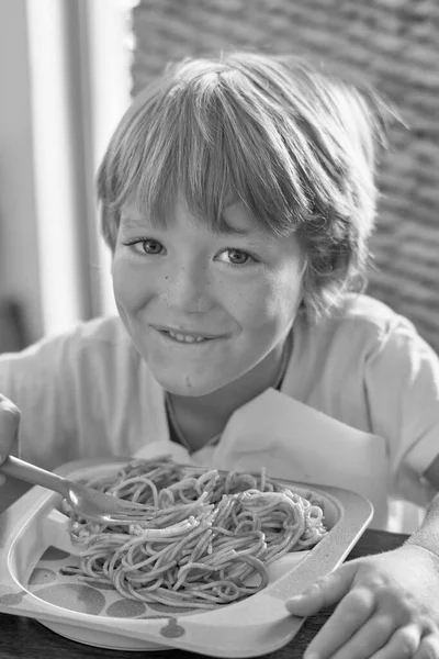 Niño Años Comiendo Espaguetis Con Salsa Tomate —  Fotos de Stock