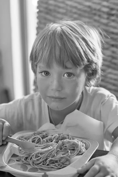 Niño Años Comiendo Espaguetis Con Salsa Tomate —  Fotos de Stock